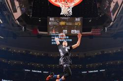 kaiyun体育:NBA季后赛激战正酣 新生代球星崛起改写联盟格局